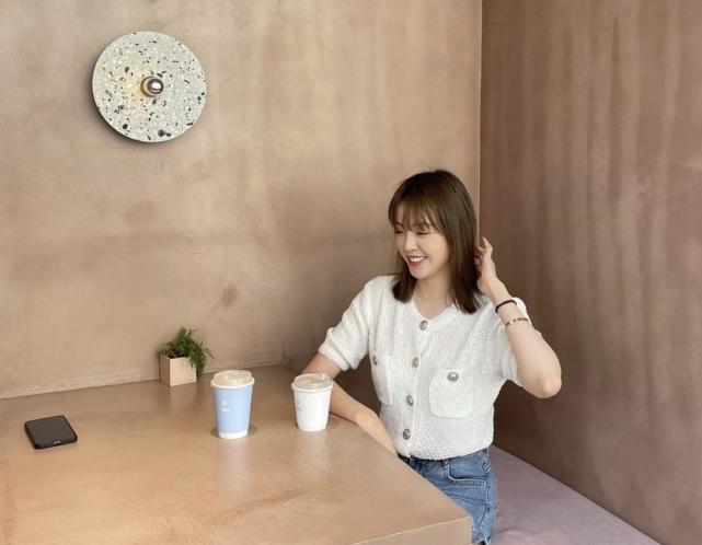 王文也|华谊千金深夜晒男友视角美照，王文也疑与男友度假，海边秀大长腿