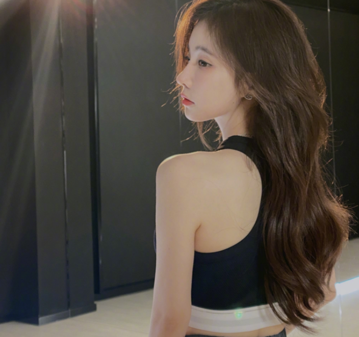 冯提莫|冯提莫晒健身照，皮肤白皙臂膀纤瘦，网友：真让人脸红心动