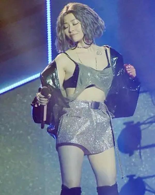 穿衣搭配|张靓颖演唱会旧照被翻出,穿衣搭配引起热议,网友:“太招摇了”