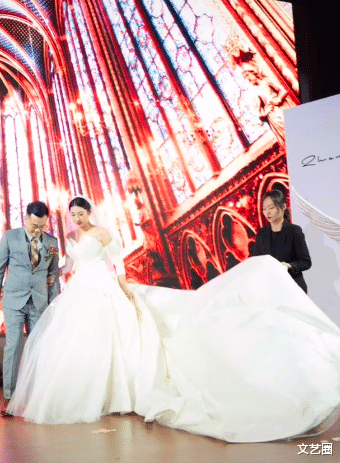 电视剧|女网红“贝勒爷”打工时期照片曝光，站舞台上给新娘提裙子，如今却月入百万