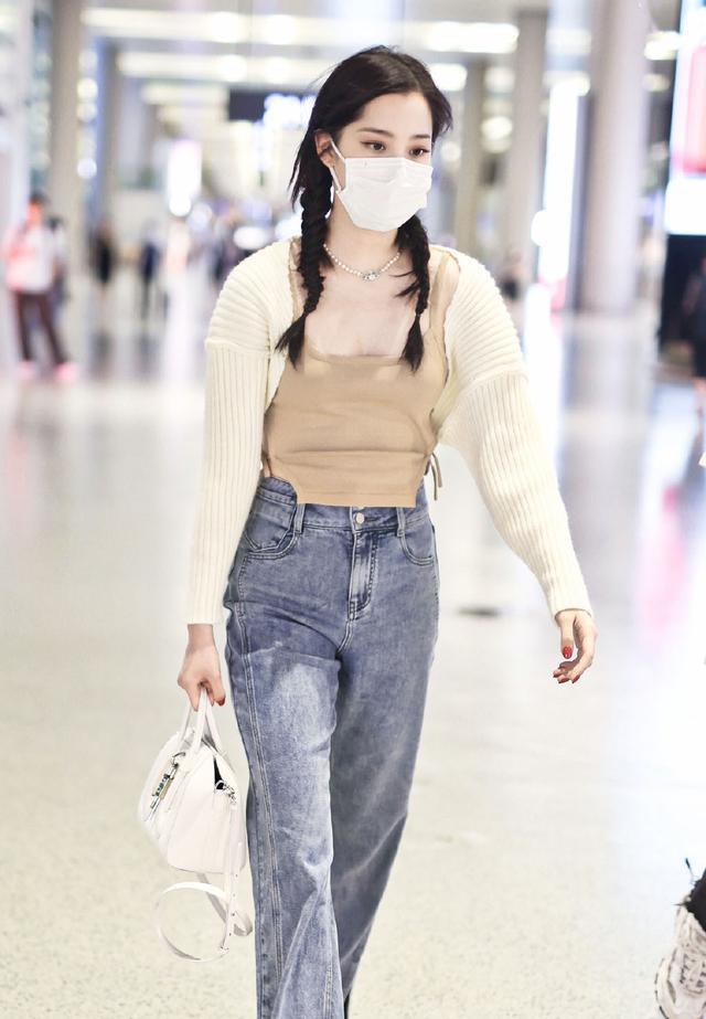 旗袍公馆|欧阳娜娜真是长大了,机场穿吊带大胆秀身材,又要美出圈了