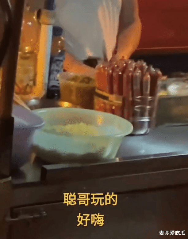 赖冠霖|王思聪与美女吃路边摊？颜值吸晴身材苗条，嬉笑打闹心情好