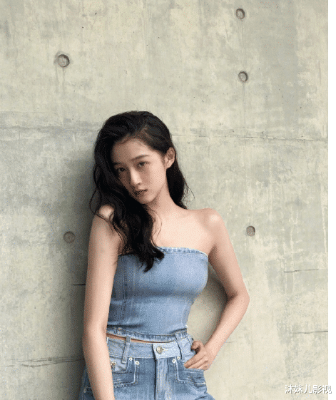 关晓彤|关晓彤泳装照怎么样？早年泳装照曝光眼神太抢镜，鹿晗眼光真不错