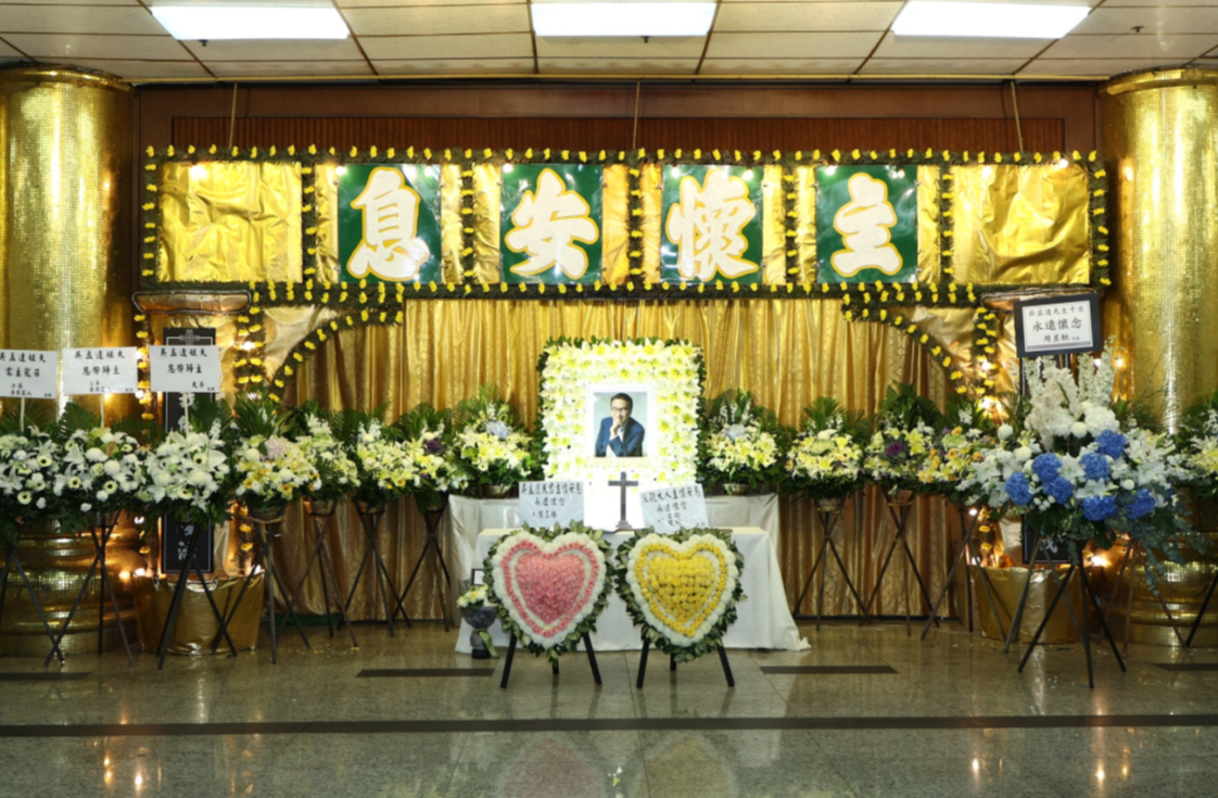 吴孟达|吴孟达灵堂曝光！超37位明星送花圈哀悼，周星驰花圈单独放身边