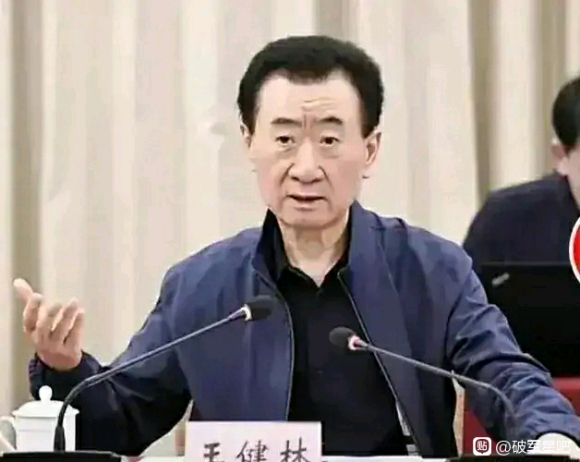 王健林|弓着背，近照暴瘦，67岁的王健林不歇歇么？王思聪：我还不想接班
