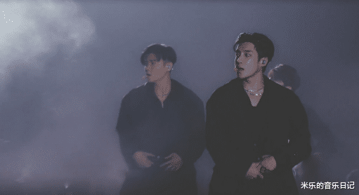 张晋|《哥哥》四公，他们两人在逆光沙地舞台里与伴舞们齐舞，飒气十足