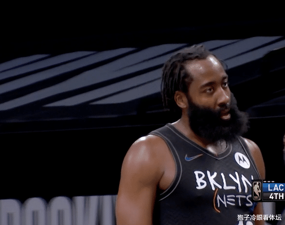 詹姆斯·哈登|打不動啊！萊昂納德強(qiáng)打哈登如撞墻 連頂兩次表情痛苦 大胡子一臉輕松太享受