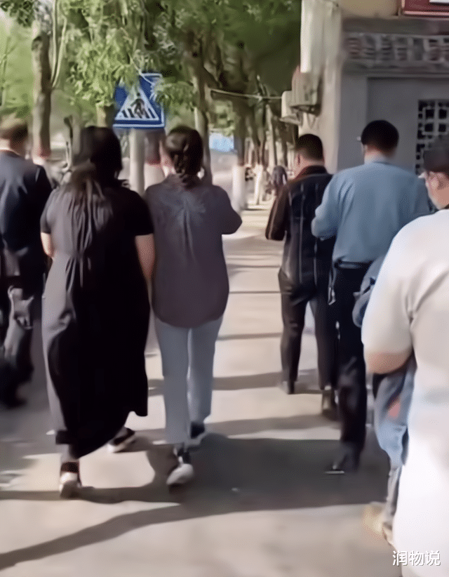 黄忆慈|“错换人生”新消息，场内场外两重天，郭威的举动令人暖心