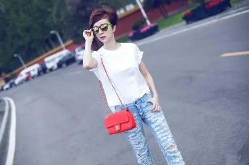 潮流新风|金巧巧的时尚真让人难懂，穿破洞裤配双恨天高，全靠阔太气质撑