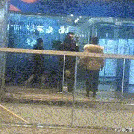 “在网上给孩子买了件衣服，结果上面宽松下面瘦，商家：穿反了”