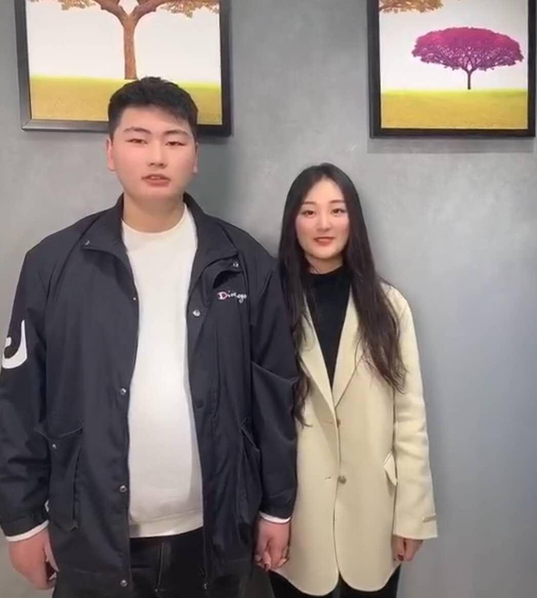 朱单伟|陈亚男回婆家套近乎疑碰壁，朱单伟满脸惆怅不愿同框？抿嘴抠指甲