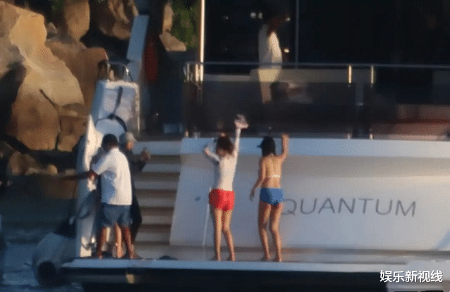 刘德华|有人违反保密协议?59岁周星驰被曝追求17岁港姐张晓祺,最新回应来了!