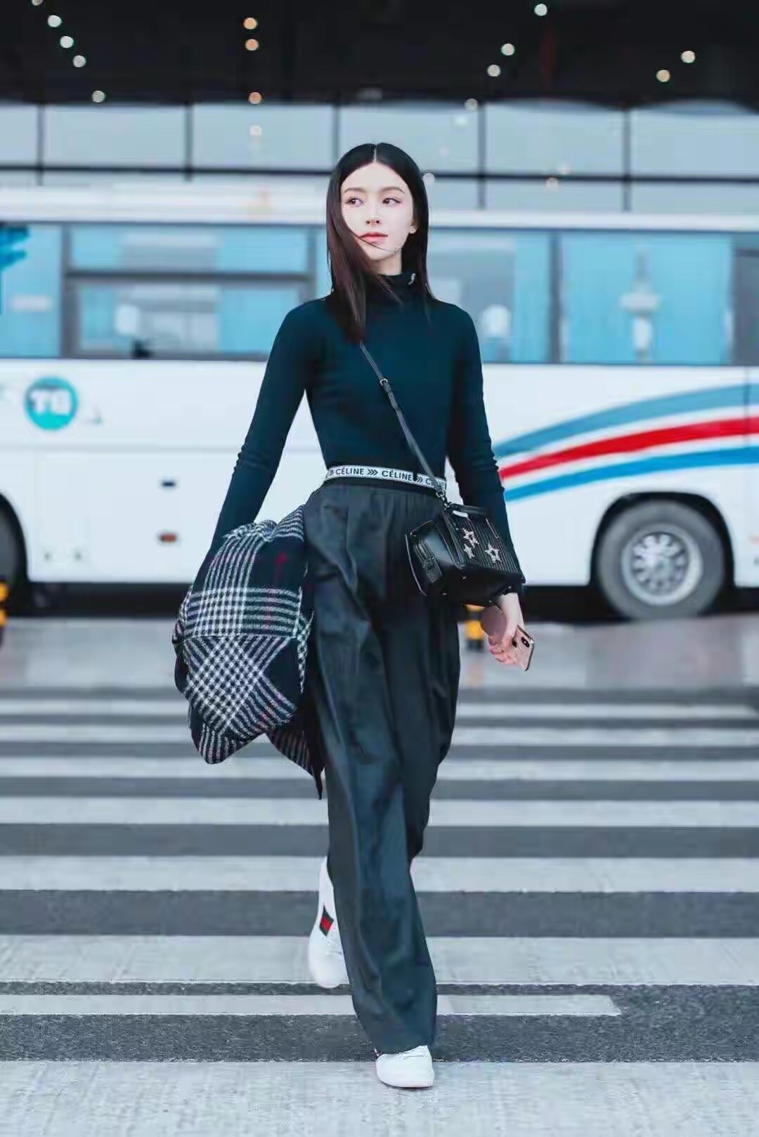 张艺兴|《误杀2》文咏珊演技炸裂，穿衣搭配时髦又高级，值得女性借鉴