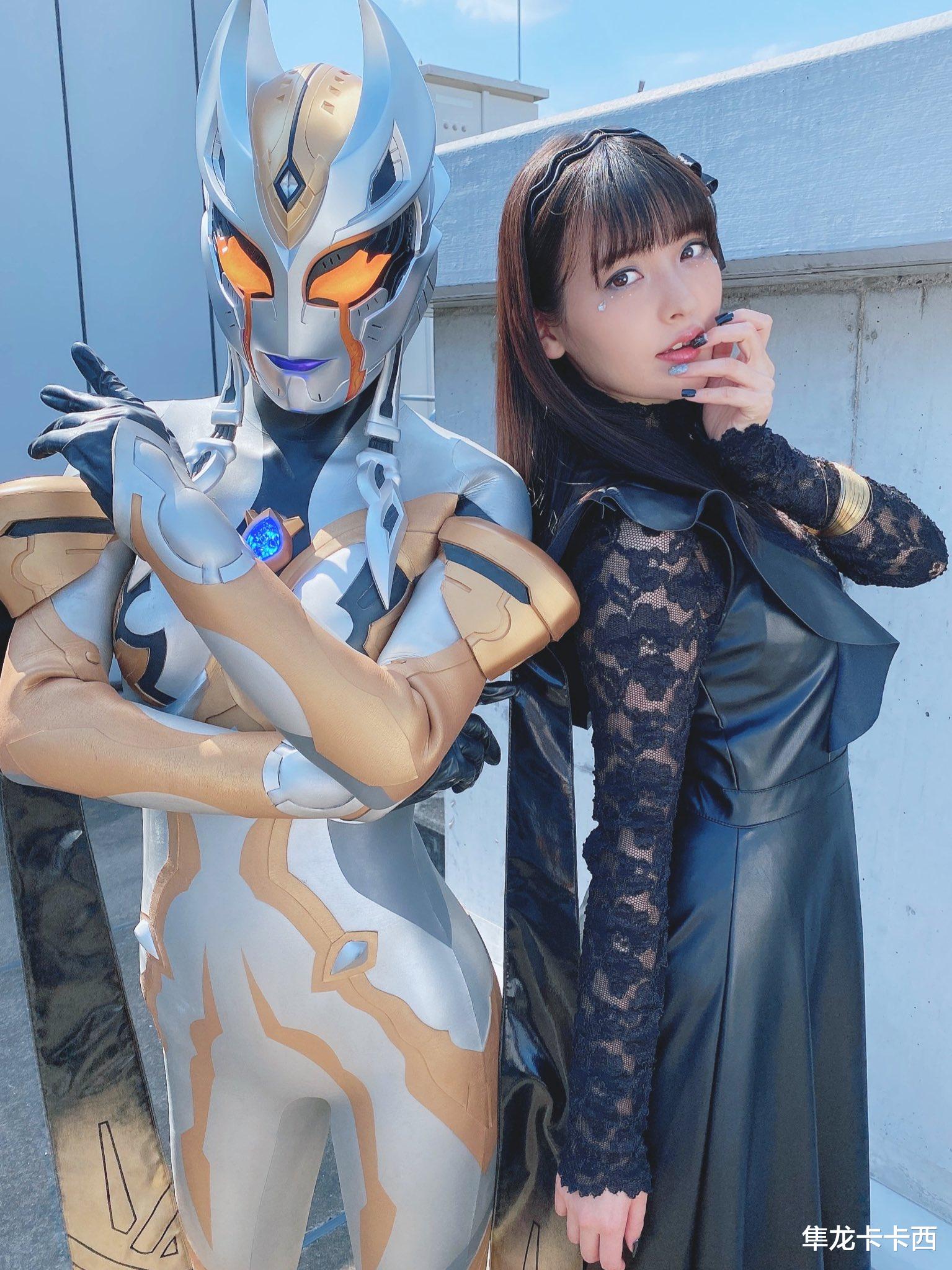 上坂堇|特利迦奥特曼：卡尔蜜拉与上坂堇官方剧照 高跟鞋配黑裙子太完美