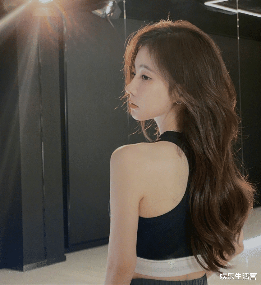 冯提莫|冯提莫秀马甲线，晒美食照变吃播，曝狂吃不胖秘籍，网友：离谱