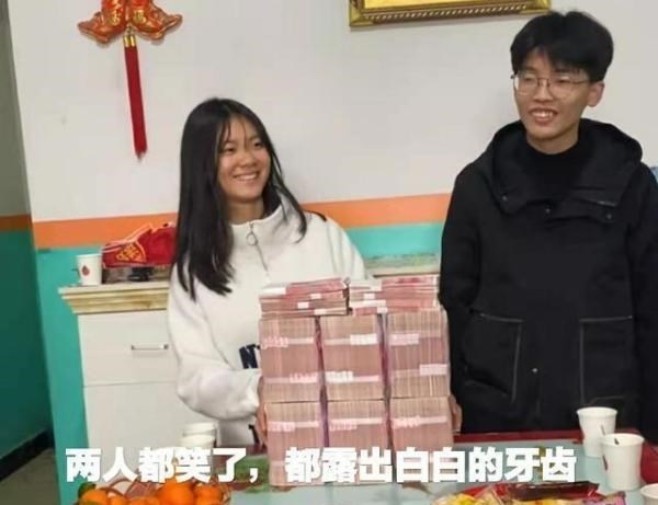 映秋小伊 “18岁男孩娶14岁女孩”惹热议，网友发现细节：婚宴男孩没理女生