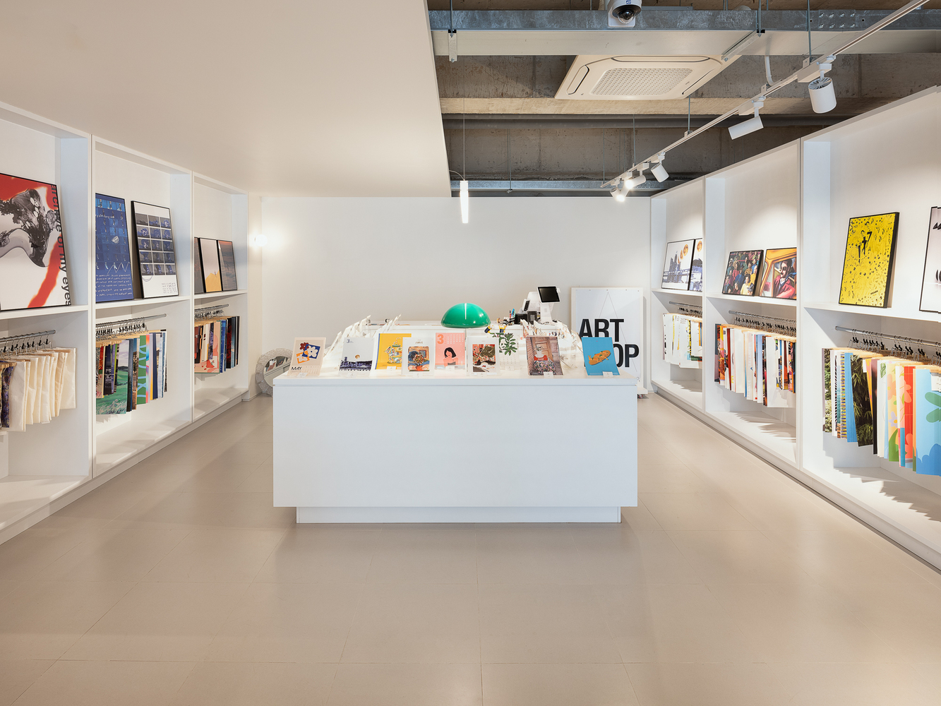 (室内设计)开一个艺术画廊咖啡屋，一边卖咖啡一边卖画