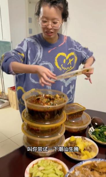 关晓彤|田静晒视频，小姨夫罕见露面，许妈姚爸遗憾缺席，网友：早日团聚