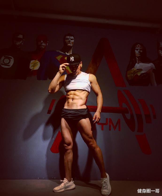 健身圈一哥 肌肉模特在上海，187cm大长腿，腹肌像搓衣板，人鱼线也很吸睛！