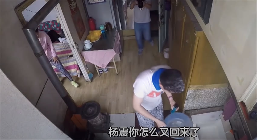 1家3口蜗居16㎡房，睡在柜子里灶台旁是马桶？网友：咋住