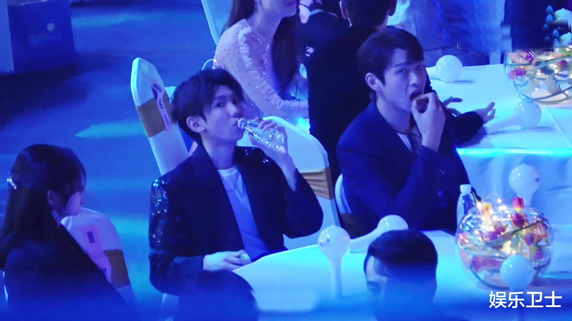 王源|中秋晚会王源台下分月饼，给了范丞丞和林允，却忘记分给关晓彤表情愣住