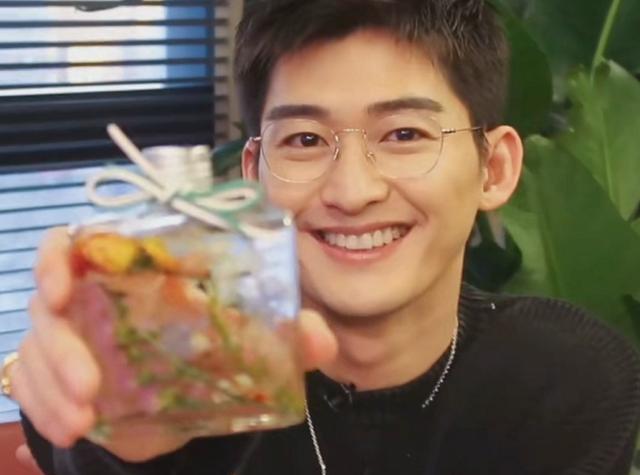 郑爽|郑爽宣布退圈，张翰就突然官宣新身份，简单几字让网友无力招架