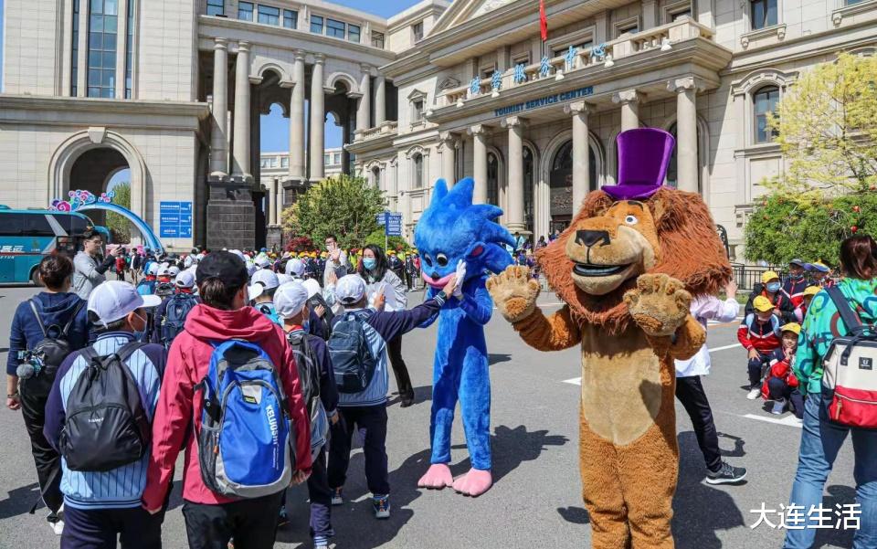 大连生活 大连金石滩打造全国知名研学旅行地 旅游局长穿玩偶服跳舞迎接
