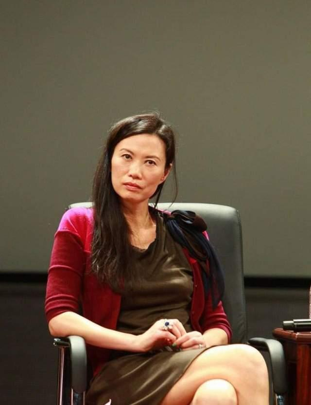 邓文迪|邓文迪也放飞自我，一身红配绿发型凌乱，素颜出镜有了老阿姨味道