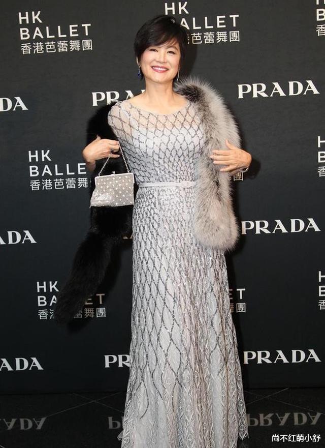 |林青霞真是老贵妇，一袭纱裙配短发造型，虽老又胖，但仍端庄优雅