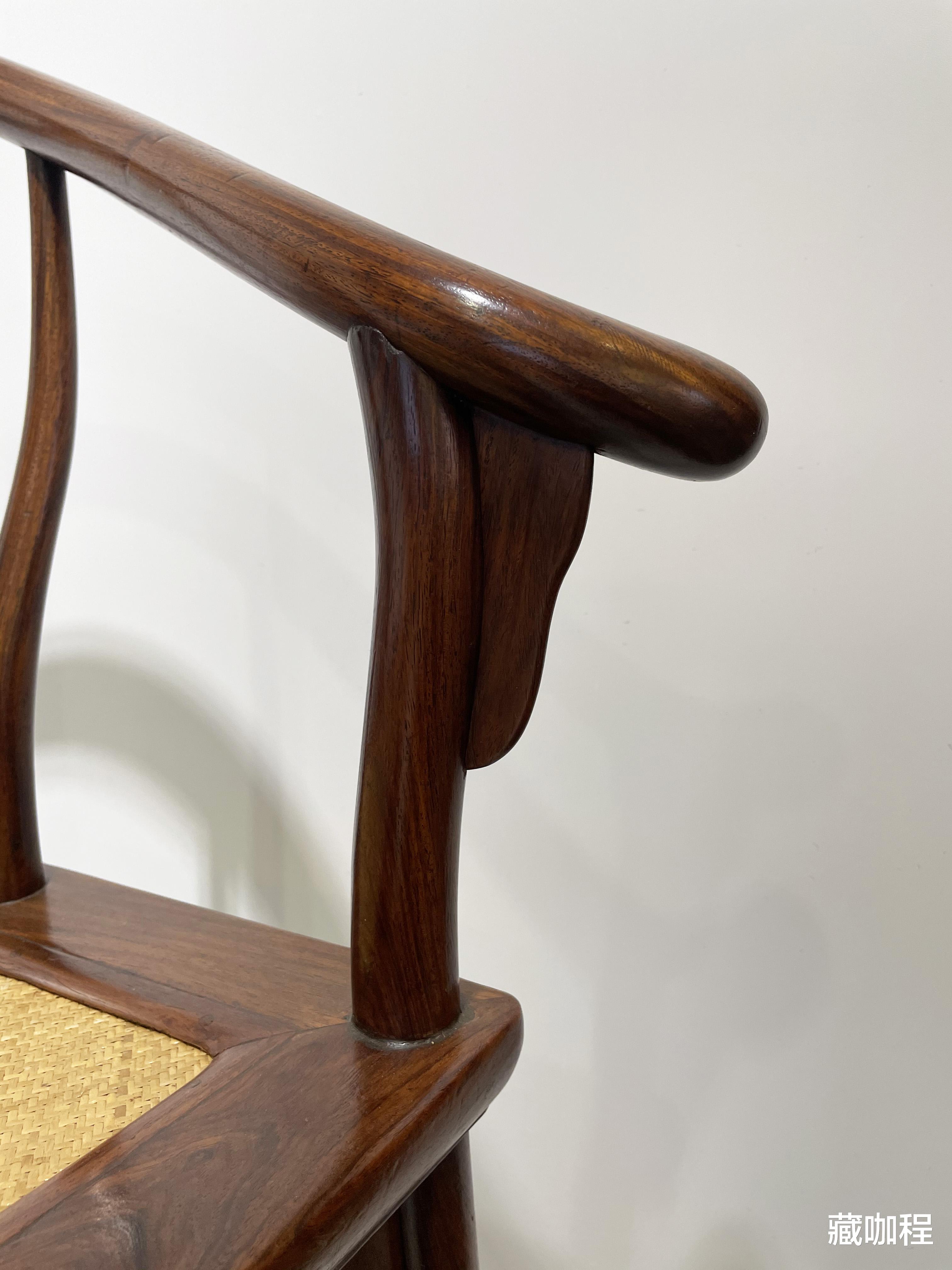 |靠背光素、券口雕花，简繁配搭黄花梨圈椅成对