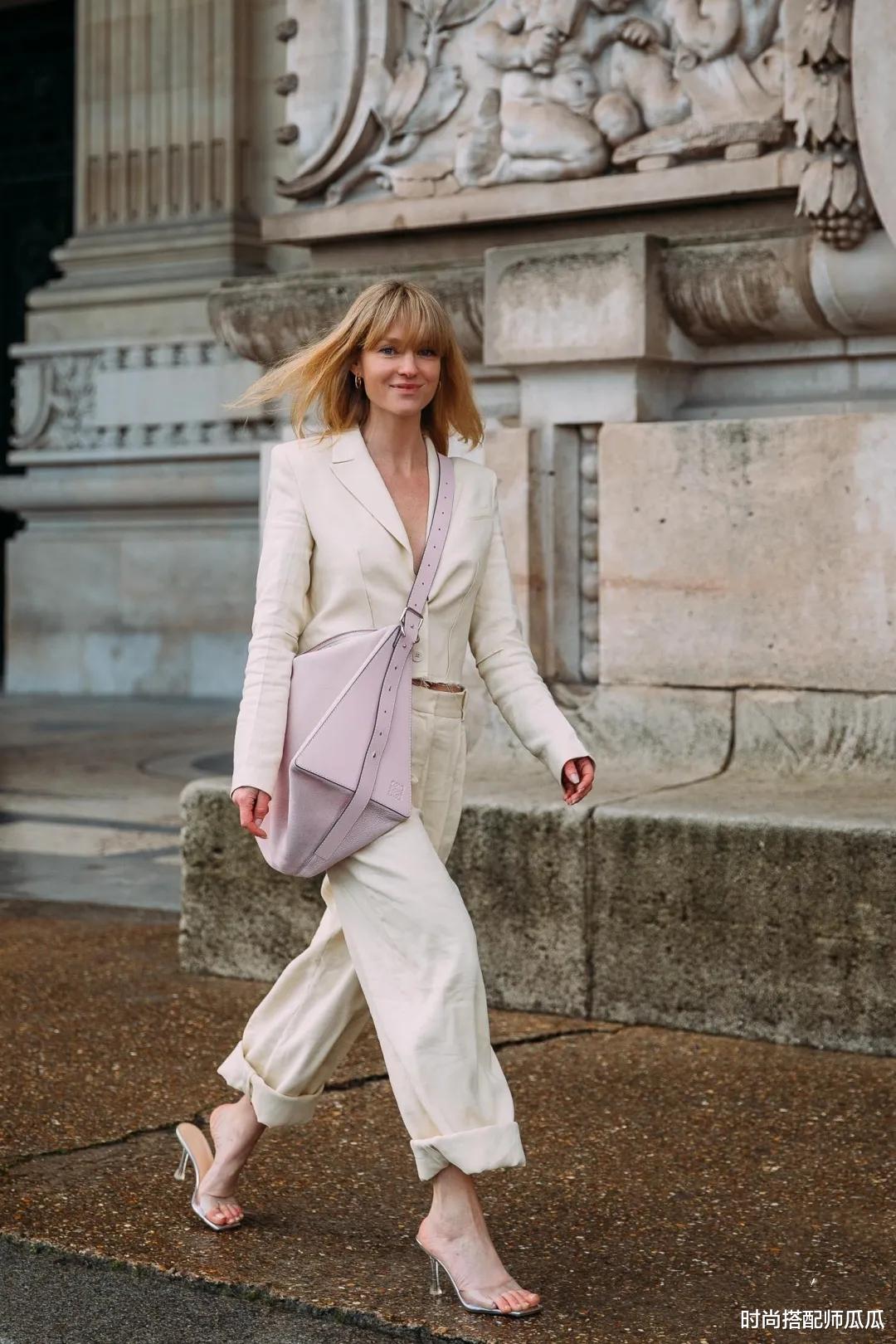 时尚搭配师瓜瓜|时髦的女人都不穿小白鞋了,今夏流行这“3双鞋”,小个子也合适