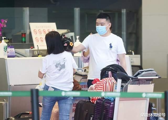 丁俊晖|丁俊晖放下游戏，携妻子女儿现身机场，放松心情归来后再战新赛季