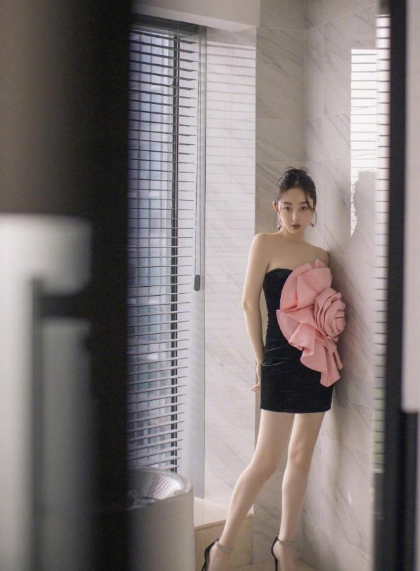 蒋梦婕|蒋梦婕才是身材不露，把花朵当成裙子穿，身材饱满好吸睛