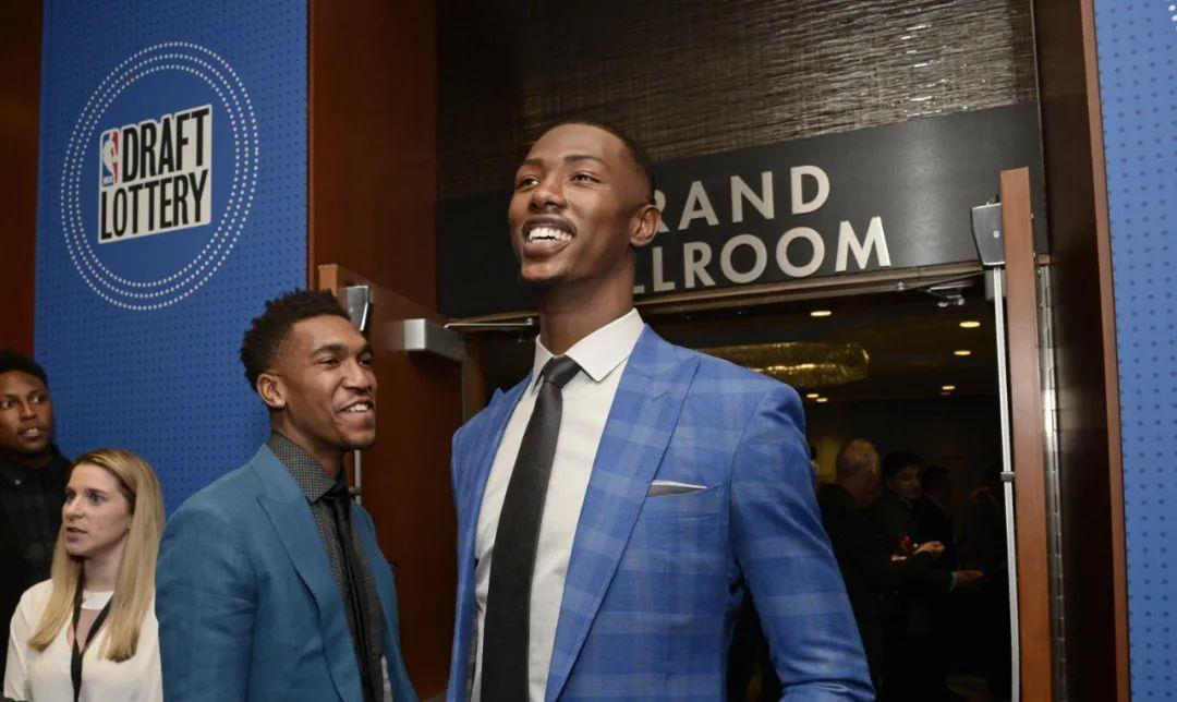 可馨育娃|还能抢救？4次膝盖大伤，无保障合同，他曾是17届最强！