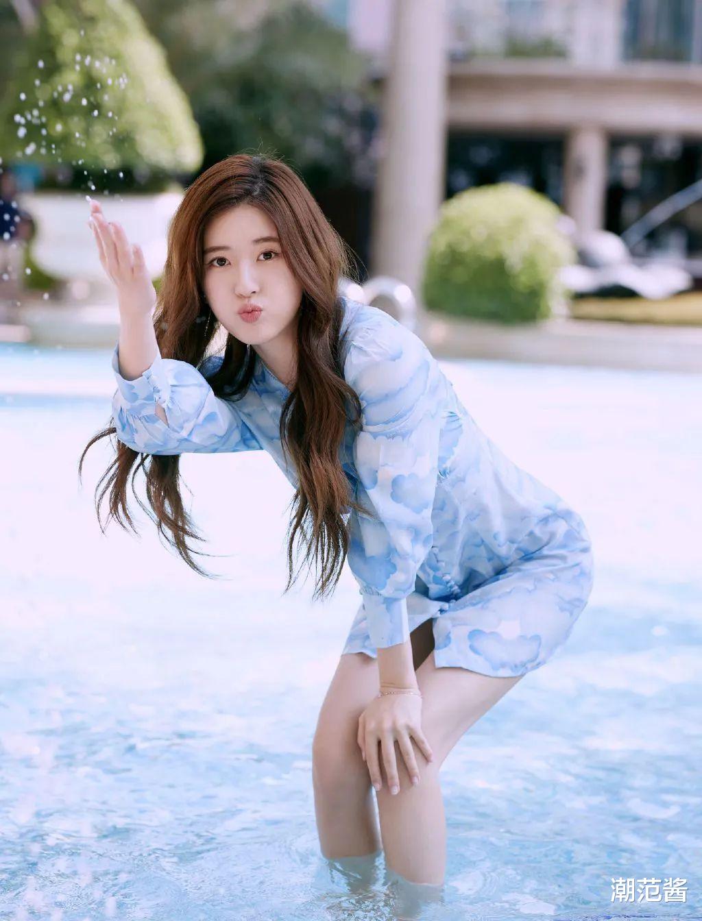 郑少秋|赵露思时尚搭配清纯甜美，不失可爱，你更喜欢蓝色还是黑色？