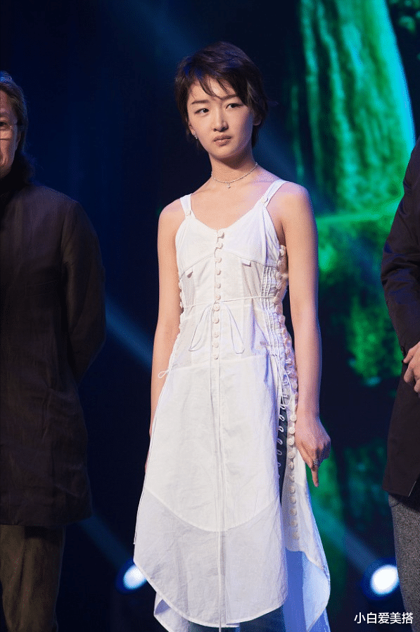 小白爱美搭|周冬雨属于耐看型的,虽然身材没什么女人味,但看上去还挺清纯的