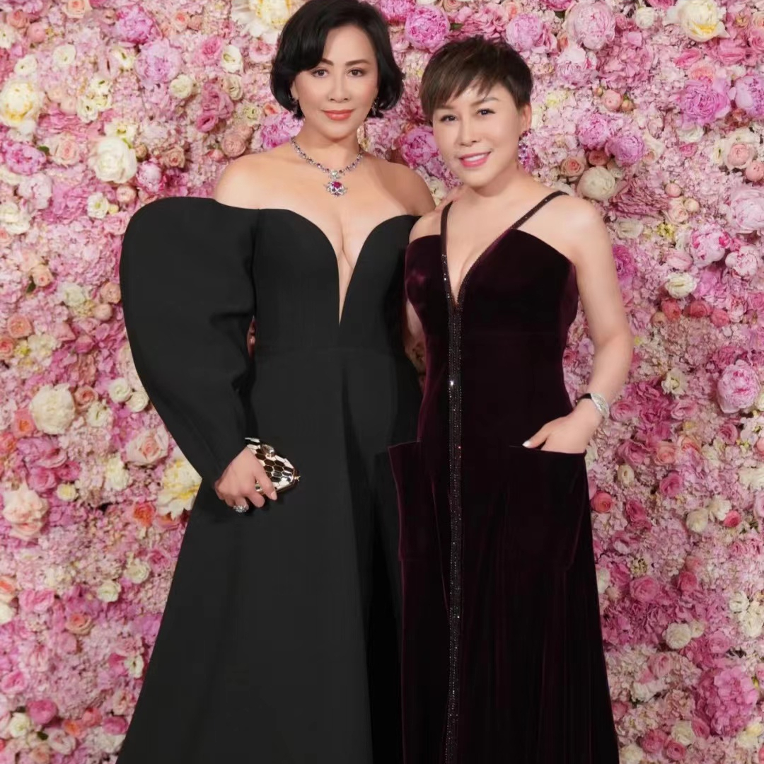 梁朝伟|梁朝伟现身刘嘉玲生日宴，被美女搂着贴脸合影，表情既痛苦又尴尬