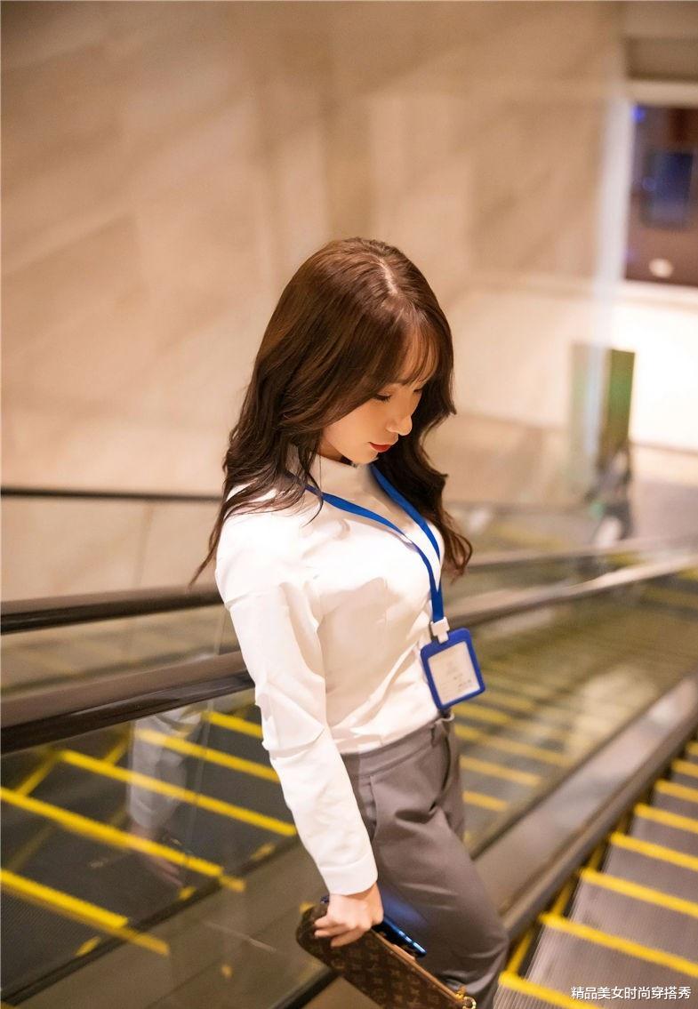 |长发美女穿白色衬衫九分裤搭配黑色高跟鞋时尚又干练，气质十足