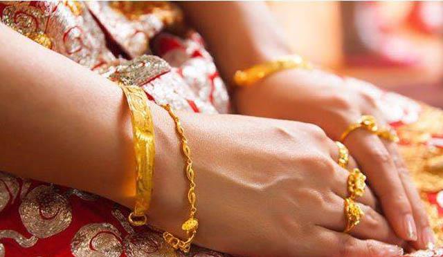 小超侃事|钻戒成结婚“必需品”？几万元的售价背后，是商人们的“骗局”？