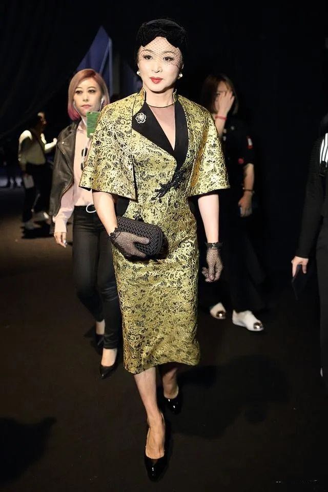 加菲猫说时尚|金星戴塑料面具走机场!穿凉鞋脚挤变形双臂真壮,戴粗链子超浮夸