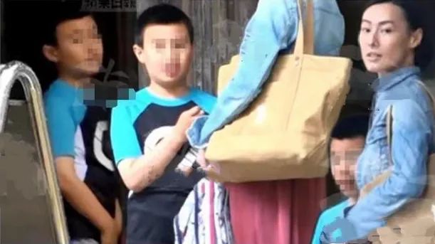 梁洛施|李泽楷金屋又藏娇惹非议，梁洛施高调出巡宣示主权三儿子地位稳固