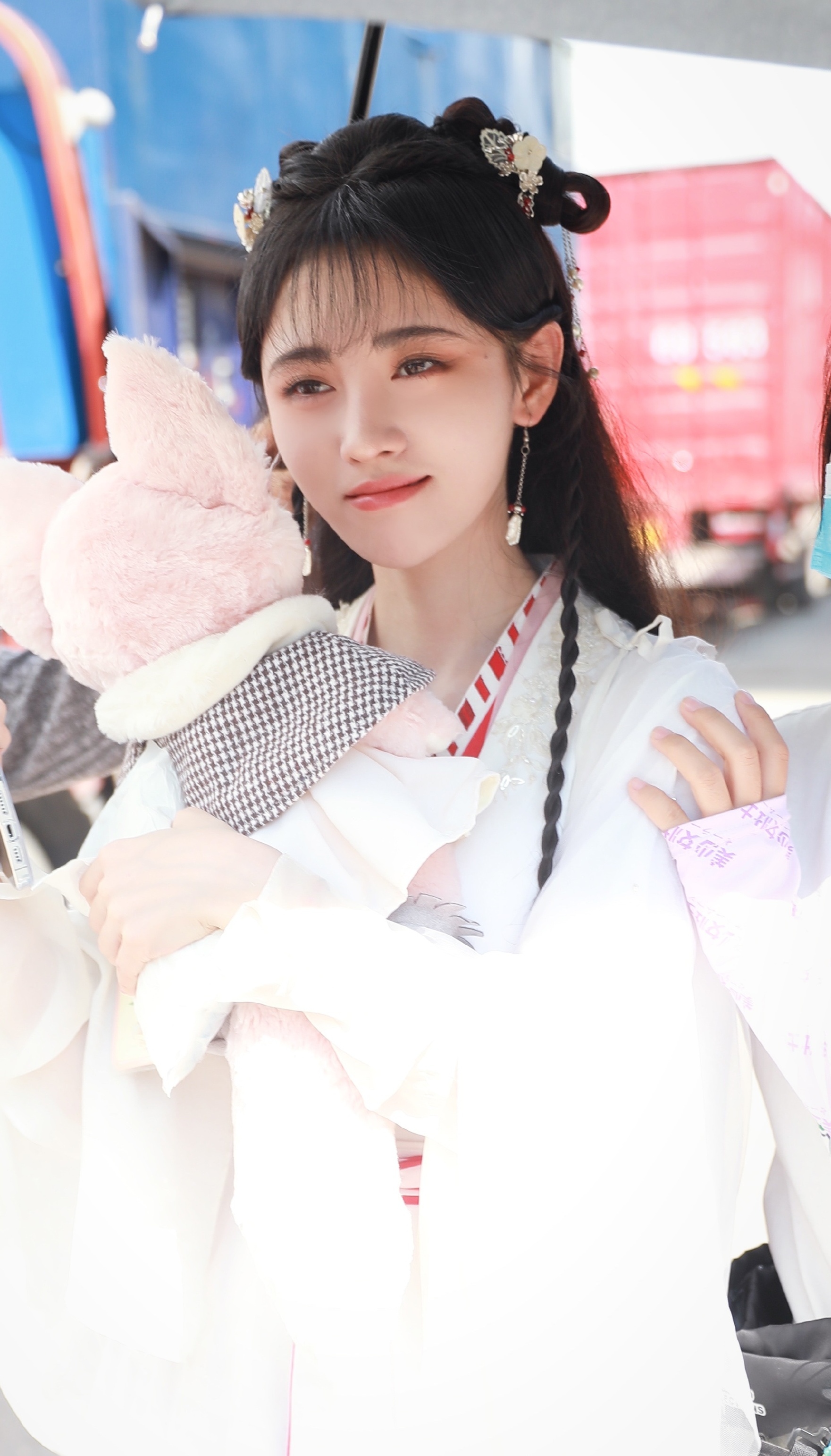 鞠婧祎|鞠婧祎新剧路透曝光，片场抱着玩偶不撒手，饭拍镜头下颜值超能打