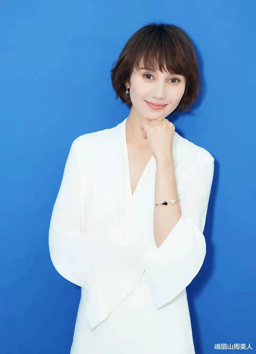 峨眉山周美人|?夏天穿阔腿裤，该怎么搭上衣？看袁泉亲身示范，优雅减龄超洋气