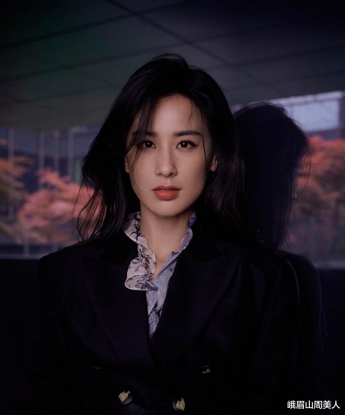 峨眉山周美人|黄圣依不愧是“真阔太”，穿芭比粉缎面裙好妩媚，一般人驾驭不了