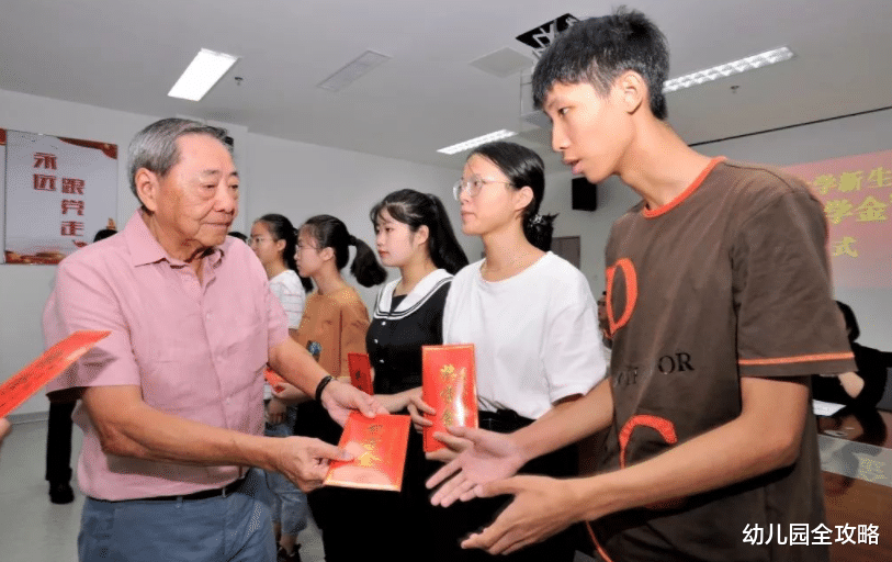 幼儿园全攻略|穿3000块钱鞋的“贫困生”,被取消助学金而感到无辜,心不痛吗?