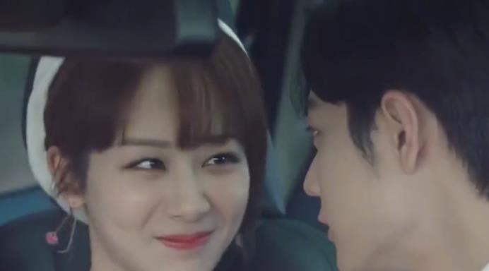 杨紫|杨紫手不小心碰到肖战，肖战直接抓住了杨紫的手，网友：太甜了！