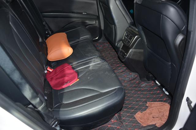 北京日报客户端 男子砸车窗盗窃致事主损失1.6万，已被刑拘