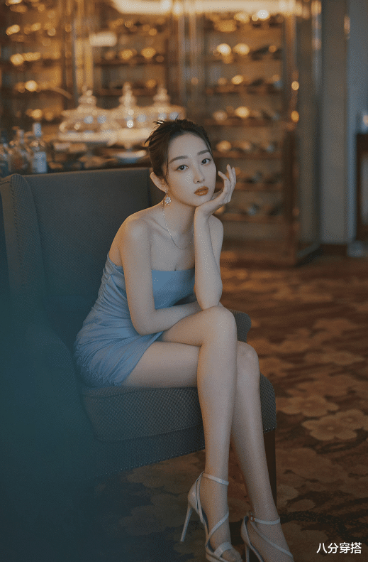 八分穿搭|蒋梦婕又美出了新高度，穿蓝色抹胸连衣裙成熟优雅，高级洋气