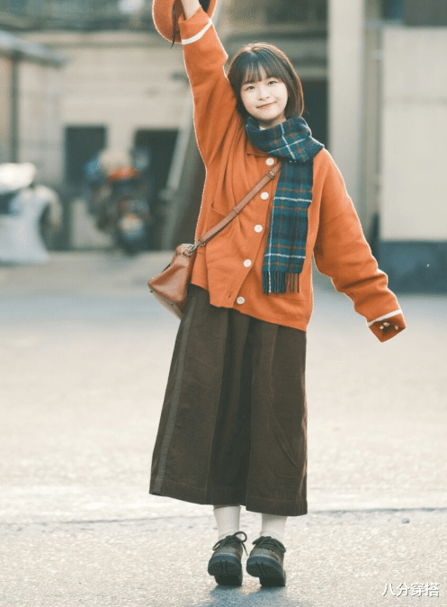 八分穿搭 小个子秋冬穿半身裙要注意两点，上衣和靴子选对了，轻松显高显瘦
