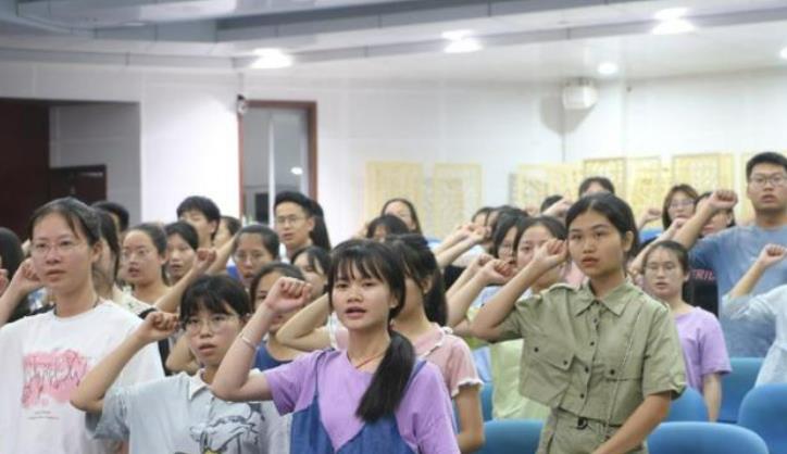 考研|女子生完二胎选择考研，家人拉横幅“示意”，考完还得继续生